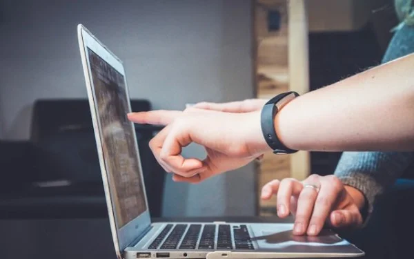 Streamlining Report Analysis with a Local LLM Agent for Enhanced Data Privacy